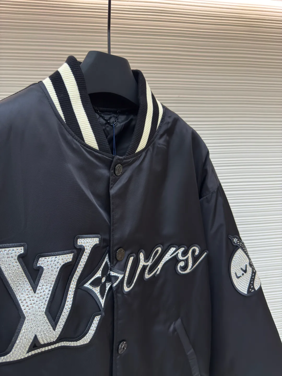 LOUIS VUITTON Color Diamond Zhangzi Cotton Clothes ●Authentic product: Purchased and developed for 28900 ●Item number: 1681999-D70 ●Fabric: nylon semi-matt twill fabric ●Technology: Positioned cutting machine production ●Version: Fitted version ●Weight: about 955 grams ●Size: 44-46-48-50 ●Description: The fabric is made of nylon semi-matt twill, the lining is made of rayon twill satin, the embroidered vertical strips are cotton lining, the placket is made of sandwich 1200, the chapter is embroidered with Tajima embroidery machine imported from Japan, the acetate twill satin is white as the base, and the satin has high gloss as the rhinestone base, which can make the light more diffuse, a total of three The pattern is combined to form a complete chapter pattern. All rhinestone positions are restored according to the Y version 1:1 position. The rhinestone template is made by hand with a single specification and a single number of positions. Two specifications of imitation Austrian diamonds, 4 and 2 ri, are used. The rhinestones are manually brushed and filmed to make the hot rhinestone pattern. The hot rhinestone pattern is placed purely by hand. The corners are all positioned on the inside of the embroidery black line. Constant-temperature and constant-time automatic pressing ensures wash fastness. The finished diamond chapter is hand-embroidered and pasted on the front panel. The left and right panels are restored and stitched together, and come with a 1.8cm glossy topcoat four-button buckle.